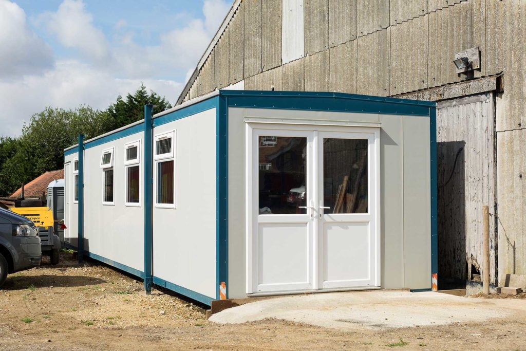 End view jackleg cabin with double doors